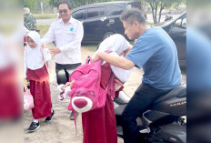 Teladan Ayah Peduli Anak, Bupati OKU Timur Antar Sang Putri ke Sekolah Naik Motor