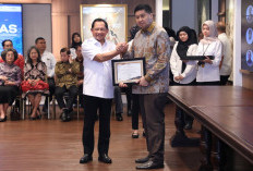Tito Karnavian Terima Penghargaan di Peringatan Hari Perumahan Nasional 2025