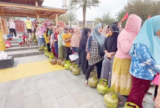 Demi Harga Murah, Ratusan Warga Tertib Antre OPM di Alun-Alun Merdeka