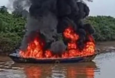 Kapal Tongkang Bermuatan Minyak Ilegal Terbakar di Sungai Parung, Bongkar Lemahnya Pengawasan Hukum