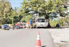 Antrean Kendaraan Isi Solar Mengular 