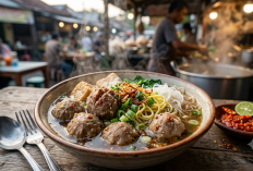Sensasi Kuah Gurih dan Daging Kenyal: Mengapa Bakso Jadi Raja Kuliner Nusantara