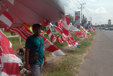 Pedagang Bendera Musiman Mulai Mengisi Jalanan Lubuklinggau Menjelang HUT 17 Agustus