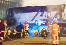 Langit Pelindo 2 Palembang Merah Membara, Kok Bisa Mobile Crane Terbakar?