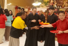 Hujan Tak Surutkan Kekhusyukan Umat Buddha Rayakan Imlek 2577 di Palembang