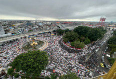 Demi Rasa yang Berbeda, Heri Tempuh Jarak Jauh untuk Salat Id di Jantung Kota Palembang