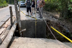 Jalan Penghubung Prabumulih-Pali Terputus, Warga Tempuh Jembatan Kayu Sementara