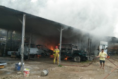 Konseleting Alat Blower Picu Kebakaran Bengkel, Tiga Mobil dan Satu Motor Hangus 