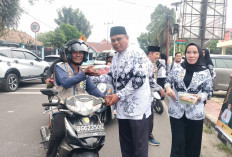 Tebar Berkah di Jalanan Kayuagung, PGRI OKI Santuni Ponpes dan Bagi Takjil untuk Pengendara