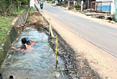 Terima Aduan Pipa Bocor, Petugas Perumda Tirta Musi Gercep Langsung Lakukan Perbaikan