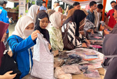 Warga Berburu Daging, Serbu Bazar Ramadan dan Pasar Murah di Stisipol 