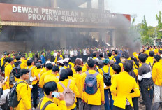 Resah Kondisi Negeri, Mahasiswa Asapi Gedung DPRD Sumsel, Salah Satu Poinnya Singgung Program MBG