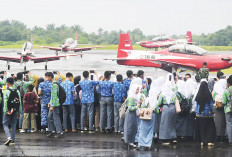 Singgah di Lanud SMH Palembang sebelum ke Singapura, Jupiter Aerobatic Team Disambut Antusiasi Pelajar dan Mas
