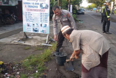 Jalan Licin Akibat Tumpahan Minyak Picu Kecelakaan, Polres Musi Rawas Sigap Lakukan Penanganan