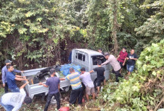 Mobil Pick Up Terperosok di Jalan Prabumulih–Baturaja, Lalu Lintas Sempat Macet