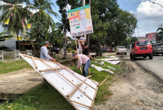 Pengawas Pemilu Kelurahan Bersama TNI-Polri Bersihkan Alat Peraga Kampanye