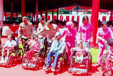 Pelajar Tuna Daksa SLB Dapat Bantuan Kursi Roda Portable: Aziz Tidak Capek Lagi, Terima Kasih Pak Kapolda