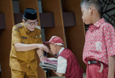 9.534 Siswa SD dan SMP di Muba Terima Seragam Gratis di Hardiknas 2025: Komitmen Pemkab Muba Bangun SDM Unggul
