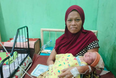 Nuraini Terpaksa Melahirkan Anak Kelimanya di Depan Teras Musala DIbantu Warga, Ini Ceritanya