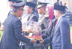 Ketua DPRD Provinsi Sumatera Selatan Dr Hj RA Anita Noeringhati. SH. MH, Terima Penghargaan 