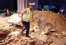 Pos Polantas Hancur Tertabrak Dump Truck Tronton Tak Kuat Menanjak, Sarat Muatan dan Diduga Rem Blong