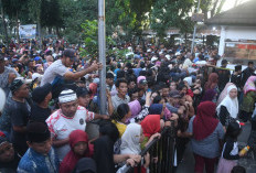 Ribuan Warga Palembang Berdesakan Saat Pembagian Daging Kurban di Masjid Agung