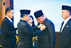 Gubernur Herman Deru Terima Satyalancana Wira Karya dari Presiden RI atas Kiprahnya di Bidang Konservasi