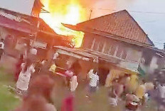 Bangun Tidur Lihat Asap dalam Rumah, Sri Pingsan Lihat Rumah Ludes Terbakar, 13 Jiwa Kehilangan Tempat Tinggal