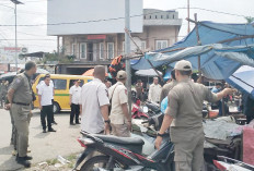 Bongkar Paksa Puluhan Lapak PKL Liar di Depan Pasar 2 Ulu, Pihak Kecamatan Ultimatum Ini Peringatan Terakhir 
