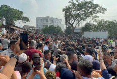 Heboh ! Blusukan Presiden Jokowi ke Pasar Sekip. Beri Bantuan, Disambut Antusiasme Emak-Emak