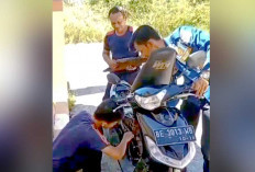 Motor Mogok saat Silaturahmi Iduladha, Elsa Ditolong Personel Damkarmat Martapura