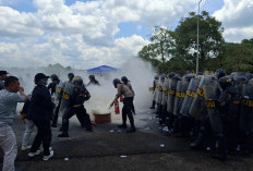 Aksi Lempar Air Warnai Demo di DPRD Prabumulih, Ini Fakta Sebenarnya