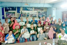 Penyerahan Hadiah, Tutup Rangkaian Acara HUT RI, AE-GM Sumeks Juara Lomba Gaple Sumatera Ekspres Group