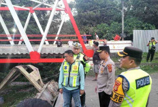 Jembatan Runtuh Dini Hari, 4 Truk Batu Bara Masuk Sungai Sopir Luka Arus Dialihkan