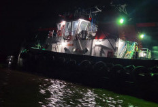 Tongkang Raksasa Ngamuk di Sungai Musi! Rumah Warga Gandus Hancur Dihantam Arus