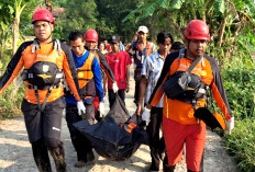 Aliran Sungai Penuh Sampah dan Rumpun Bambu, Pemerintah Turunkan Excavator,  Hari Ke-4 Satria Baru Ditemukan 