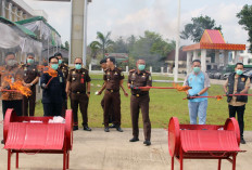Kejaksaan Negeri OKU saat melaksanakan pemusnahan barang bukti 59 perkara di halaman Kantor Kejari OKU