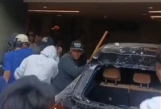 Rumah Ahmad Sahroni Digeruduk Massa, Mobil Listrik Hancur, Pagar Rubuh