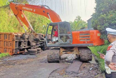 Jalan Rusak Parah, Truk Batu Bara Terguling