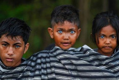 Siapa Sangka, 3 Suku Lokal di Indonesia Ini Punya Mata Biru yang Mirip Orang Eropa!