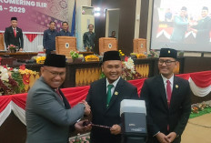 Pelantikan Anggota DPRD OKI 2024-2029. Ketua DPRD Sementara Terima Palu dari Pimpinan Lama