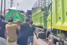 Macet, Pikul Jenazah Berjalan Kaki, Dampak Truk Mogok di Jalinteng 