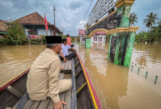 Pakai Perahu Sampan, Pj Bupati Muba Tinjau Banjir Desa Ulak Embacang