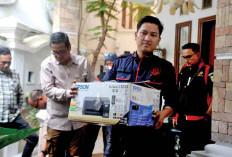 5 Jam Penyidik Sambangi Rumah Mantan Gubernur, Bawa Satu Koper dan Kardus Berisi Dokumen