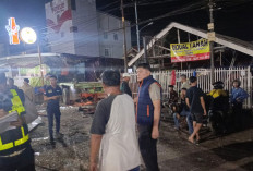 Truk Kontainer Seruduk Halte, Mobdin, Motor, hingga 2 Warung