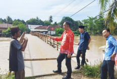 Jembatan Penghubung Desa Penyandingan dengan Desa Seriguna Ditutup Sementara, Imbas Tiang Patah akibat Sampah