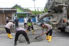 Polisi Tambal Jalan Berlubang, Kapolres OKU Timur Pimpin Aksi Sosial di Jalur Lintas Sumatera