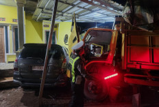 Truk Pengangkut Alat Musik Hilang Kendali, Tabrak Mobil Terparkir di Jalinteng Sekayu–Betung