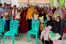 HUT ke-61 Golkar, Linda Syaropi Bagikan Ratusan Paket Beras dan Bantu Korban Kebakaran di OKU Timur 