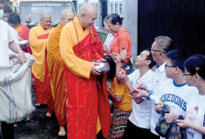 Umat Berderma untuk Para Bhiksu, Dalam Pindapatta Sambut Trisuci Waisak